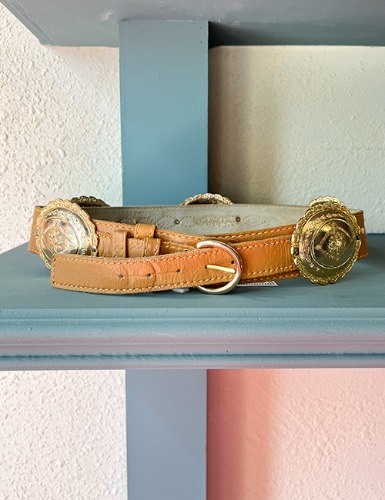 【80’s】 BOLD LEATHER BELT WITH GOLD WESTERN CONCHO